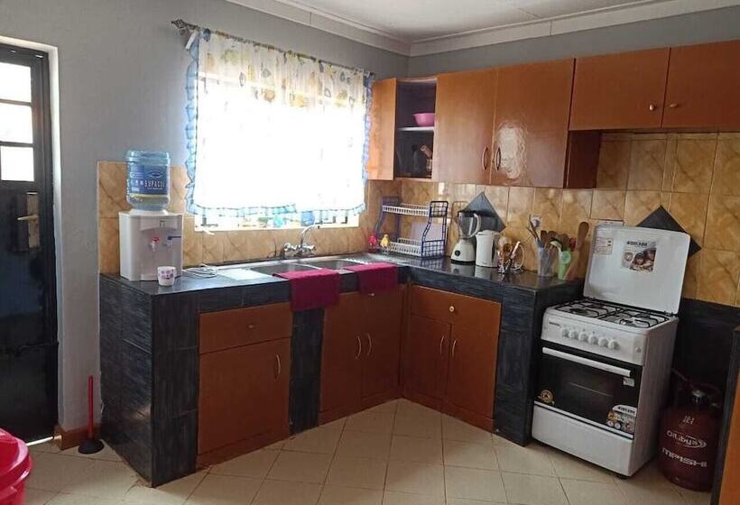 هتل Aztuni Home Kitale