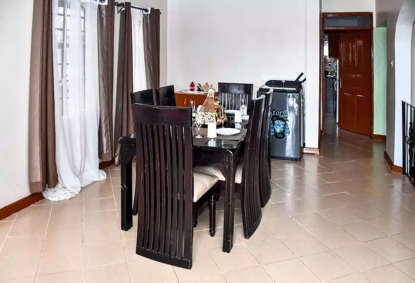 هتل Aztuni Home Kitale