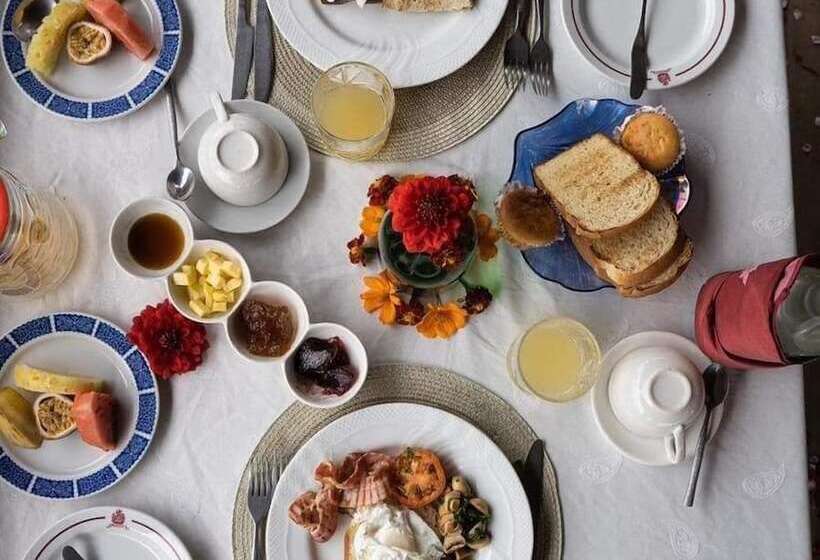 هتل Gorilla Safari Lodge