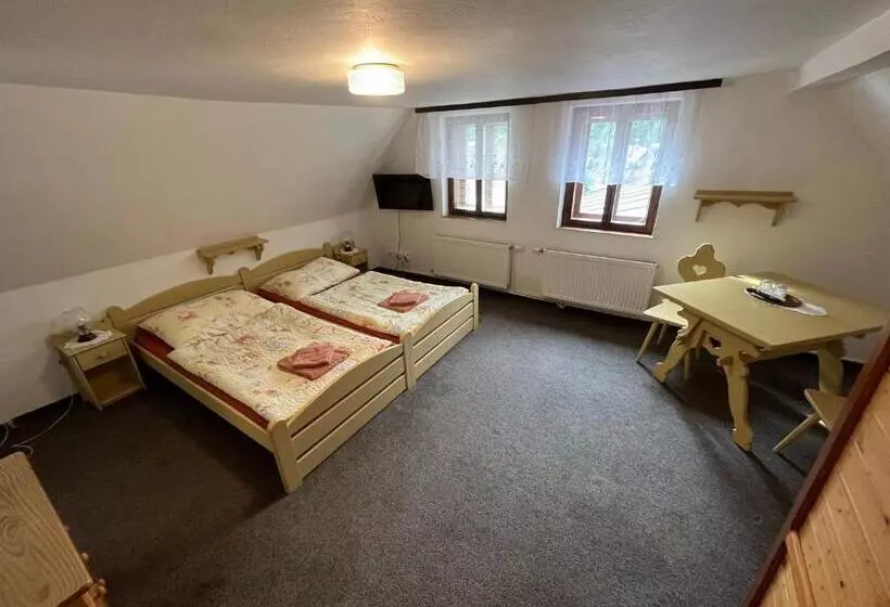 Majatalo Penzion Dřevák