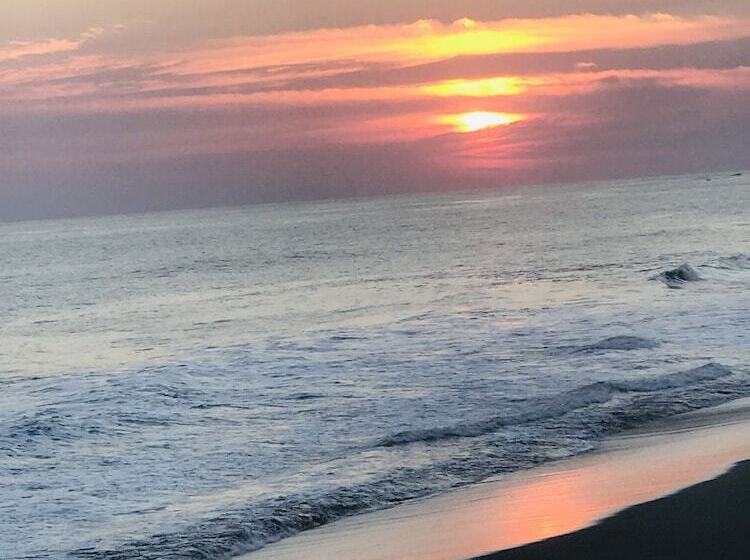 Отель Aqua Vista Beach House