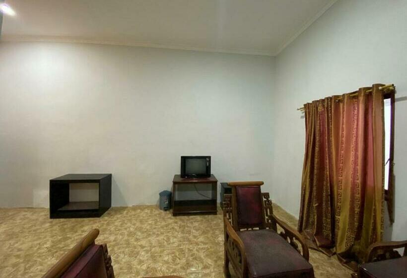 בית מלון כפרי Magellona Makassar Mitra Reddoorz