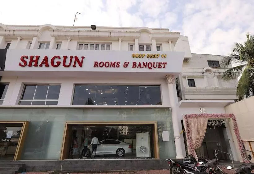 Hotelli Shaguns & Banquet Surat