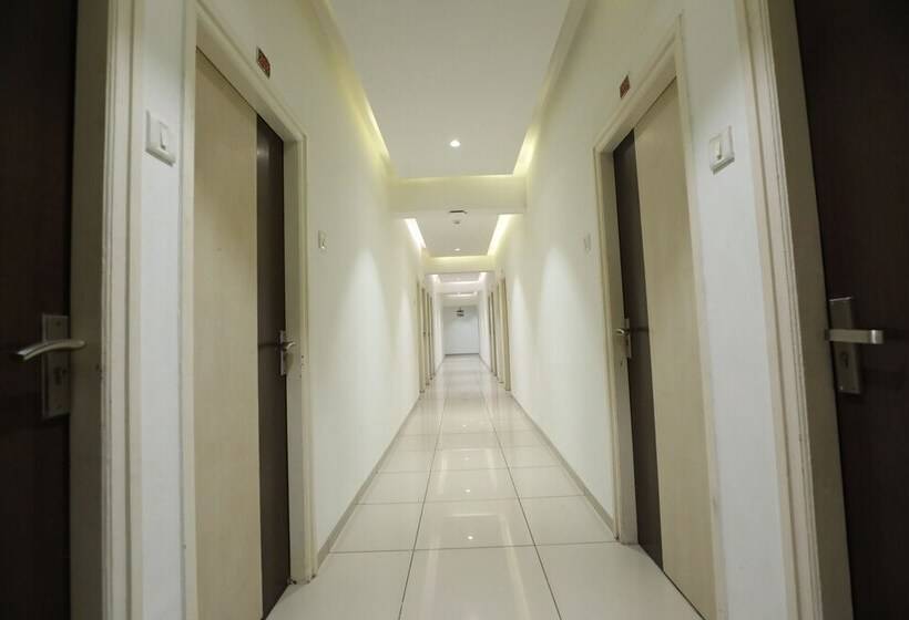 هتل Shaguns & Banquet Surat