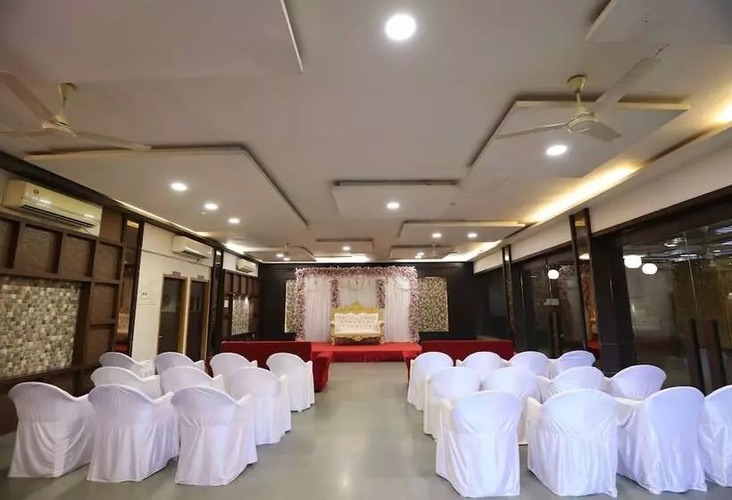Hotelli Shaguns & Banquet Surat