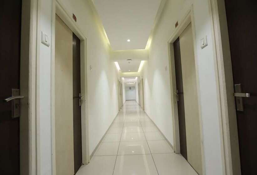 هتل Shaguns & Banquet Surat