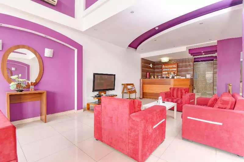 هتل 386 Buhr By Oyo Rooms