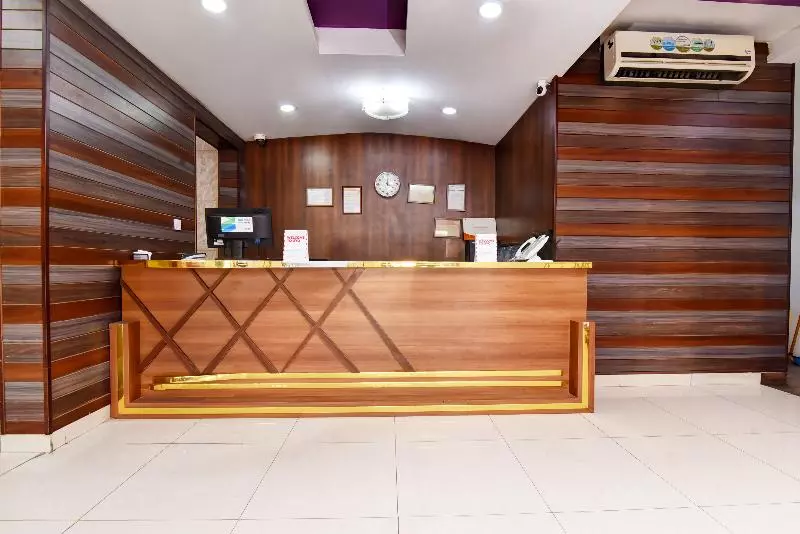 هتل 386 Buhr By Oyo Rooms