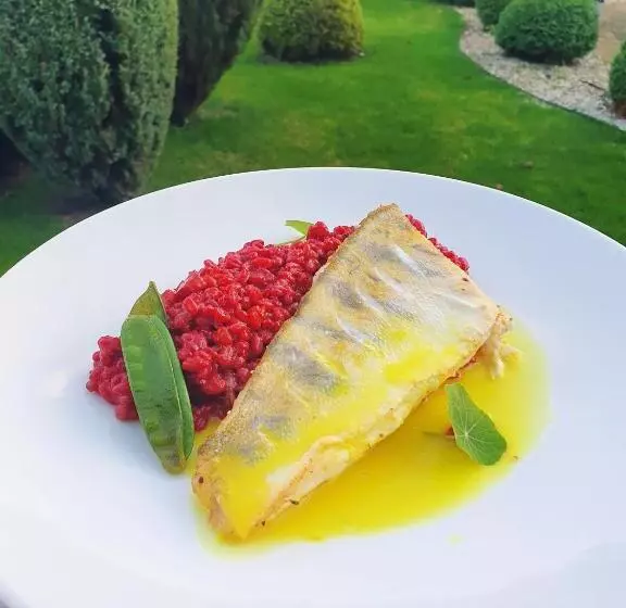 リゾートホテル Szumi Las Events & Apartments