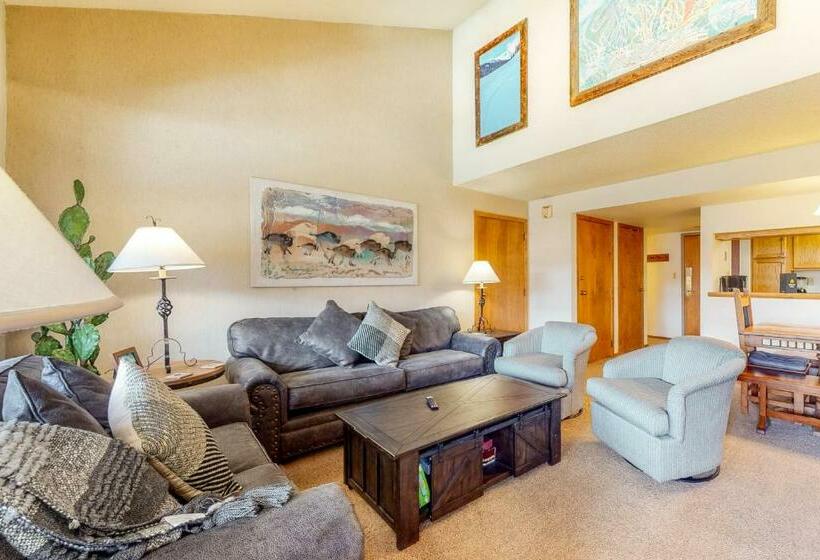 هتل Village Square 636 + 638