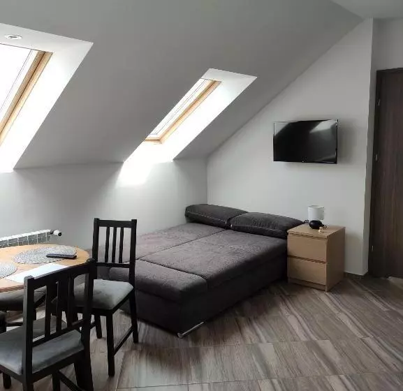 Retkeilymaja Nad Jeziorem Kochle