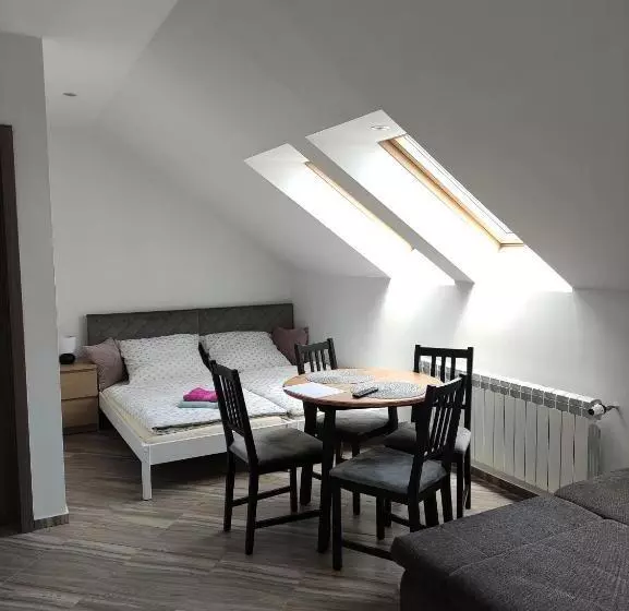 Retkeilymaja Nad Jeziorem Kochle