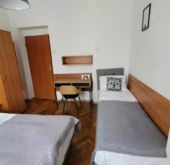 Retkeilymaja Zajazd Meran