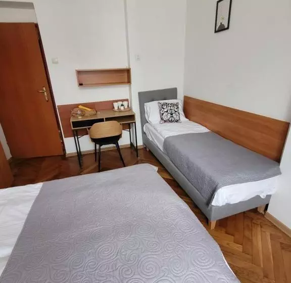 Retkeilymaja Zajazd Meran