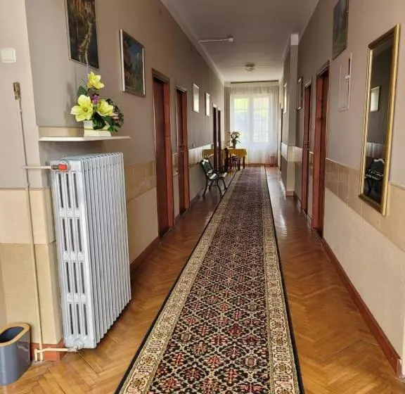 Retkeilymaja Zajazd Meran