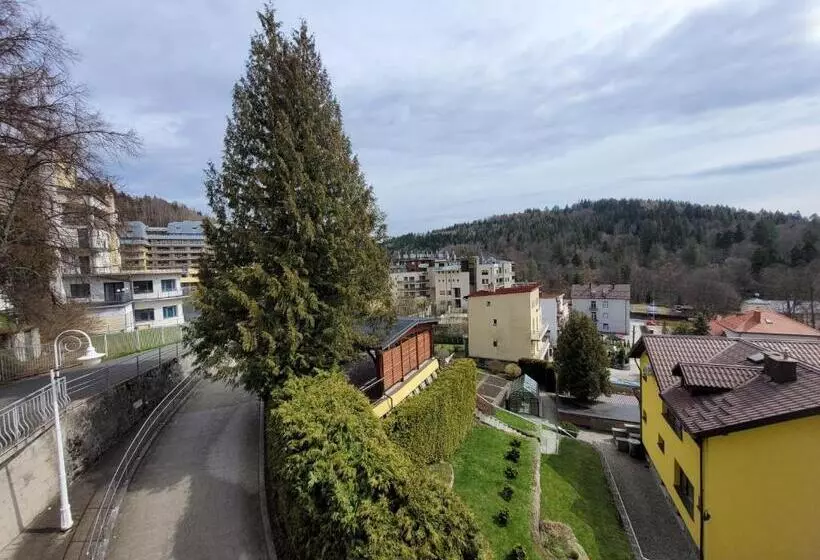 Retkeilymaja Zajazd Meran