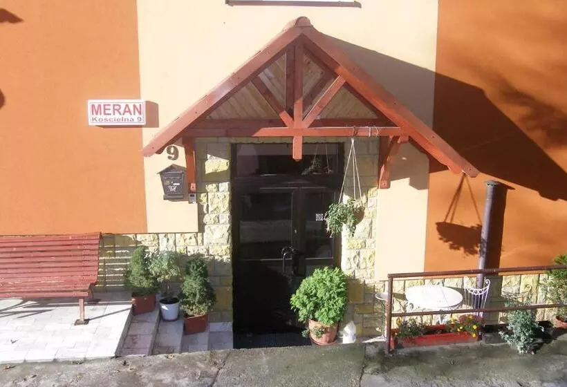 Retkeilymaja Zajazd Meran