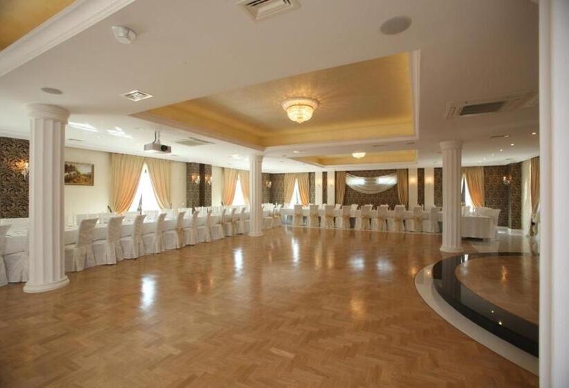 فندق Dwór Kresowy