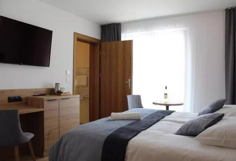 Aamiaismajoitus (B&B) Askana   Basen, Sauny, Jacuzzi