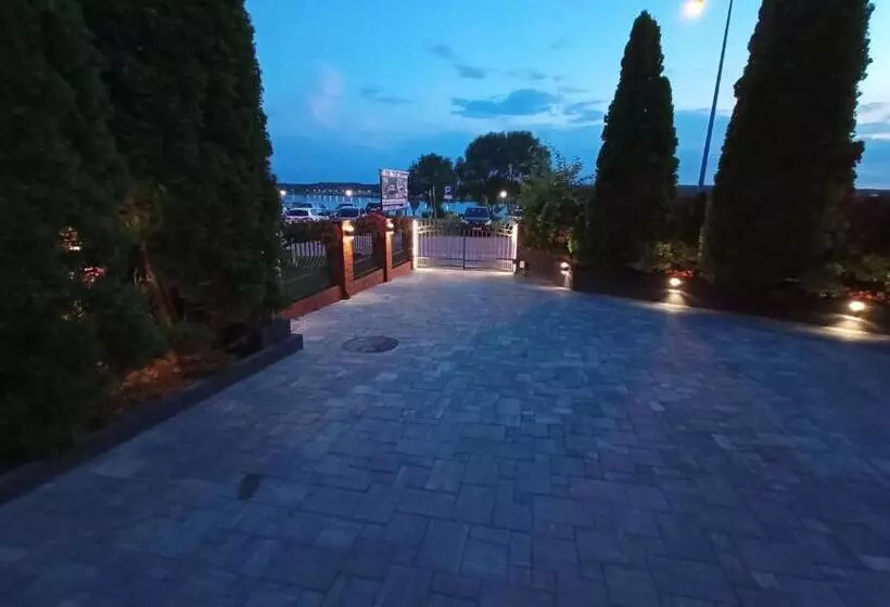 Majatalo Pokoje Hotelowe Nad Zalewem
