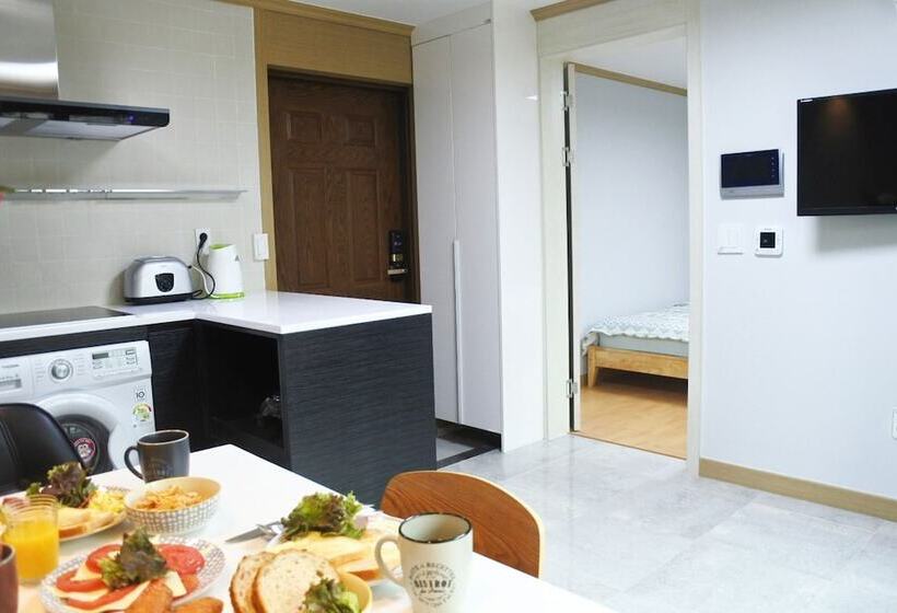 Ostello Lee & No Guesthouse