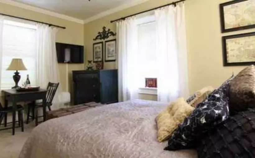 住宿加早餐  1777 Americana Inn