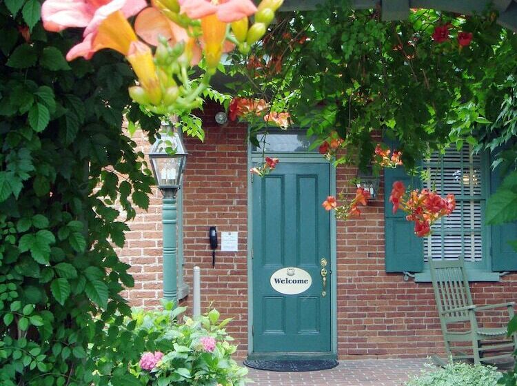 مبيت وإفطار Birdinhand Village Inn & Suites