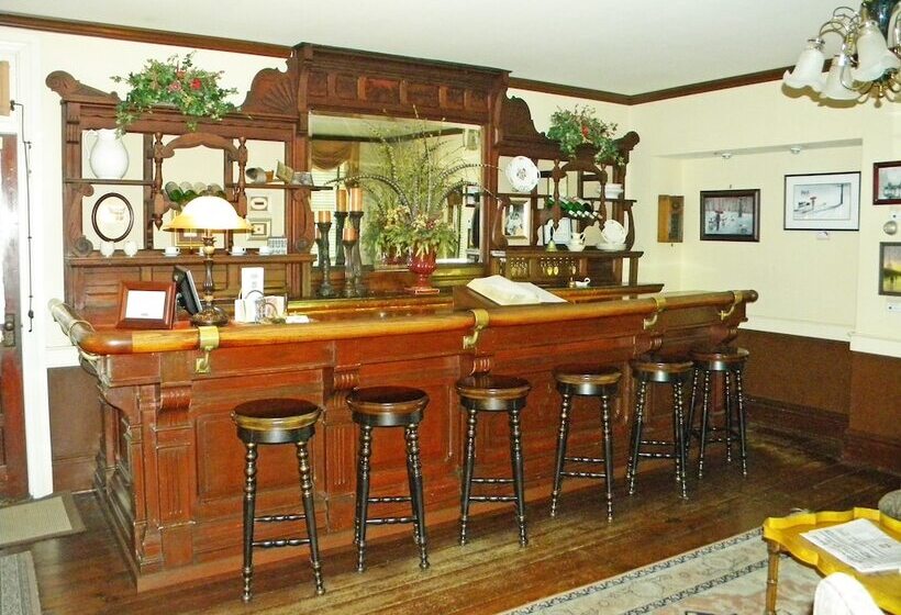 مبيت وإفطار Birdinhand Village Inn & Suites