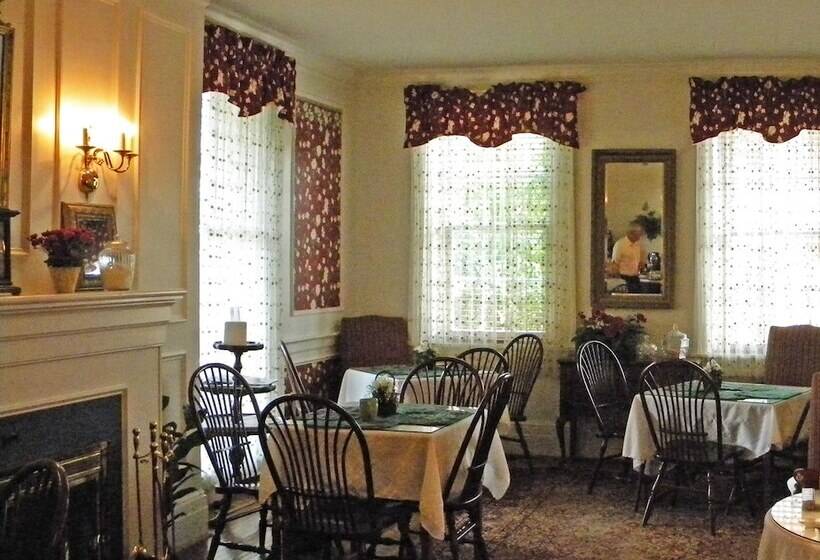 مبيت وإفطار Birdinhand Village Inn & Suites