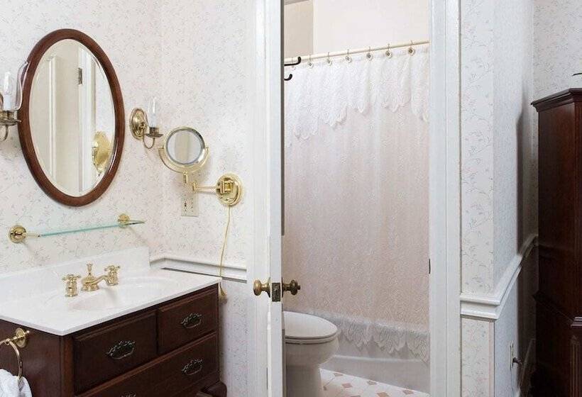 مبيت وإفطار Birdinhand Village Inn & Suites