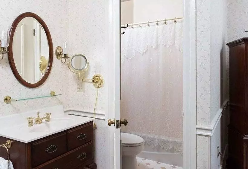 Bed and Breakfast Birdinhand Village Inn & Suites