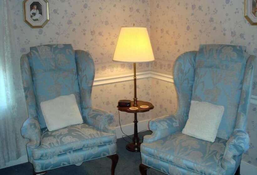 مبيت وإفطار Birdinhand Village Inn & Suites