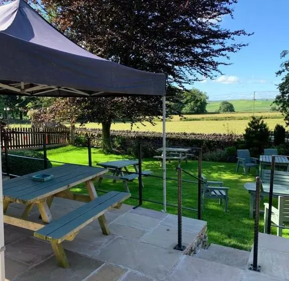 تختخواب و صبحانه The Queen Anne