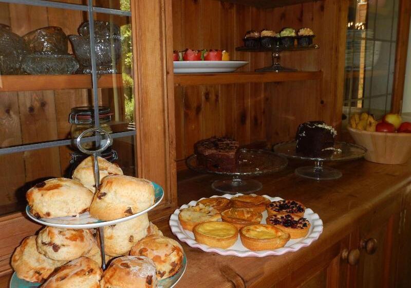 بنسيون Thatched Cottage