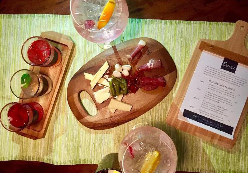 بنسيون Thatched Cottage