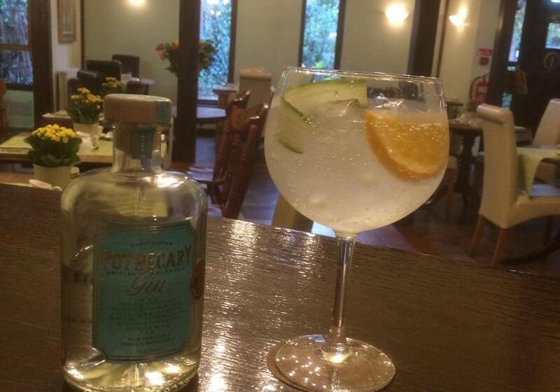 بنسيون Thatched Cottage