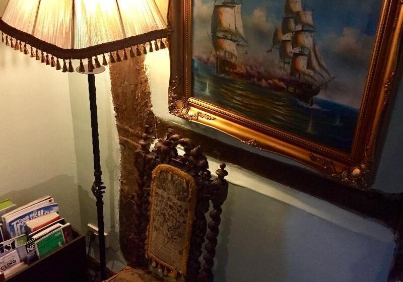 بنسيون Thatched Cottage