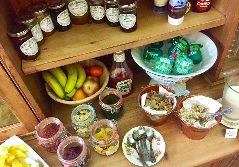 بنسيون Thatched Cottage