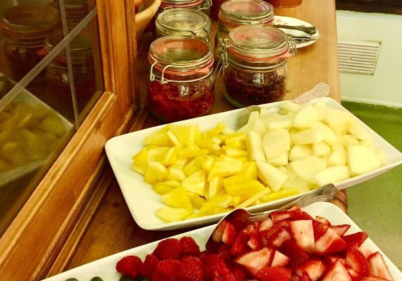 بنسيون Thatched Cottage