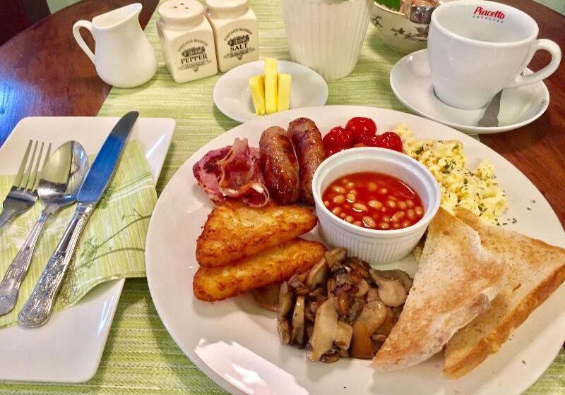 بنسيون Thatched Cottage