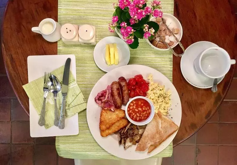 Пансион Thatched Cottage