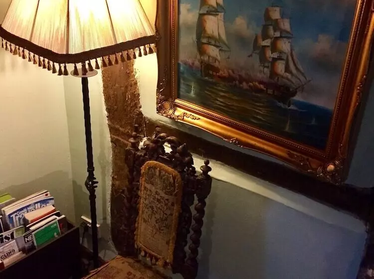 Пансион Thatched Cottage