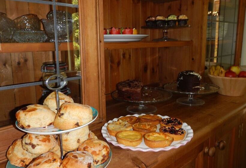 بنسيون Thatched Cottage