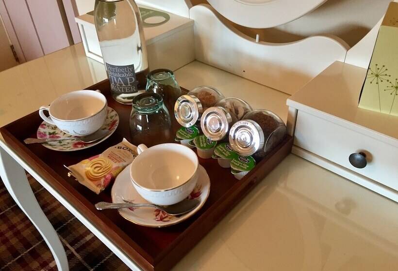 بنسيون Thatched Cottage