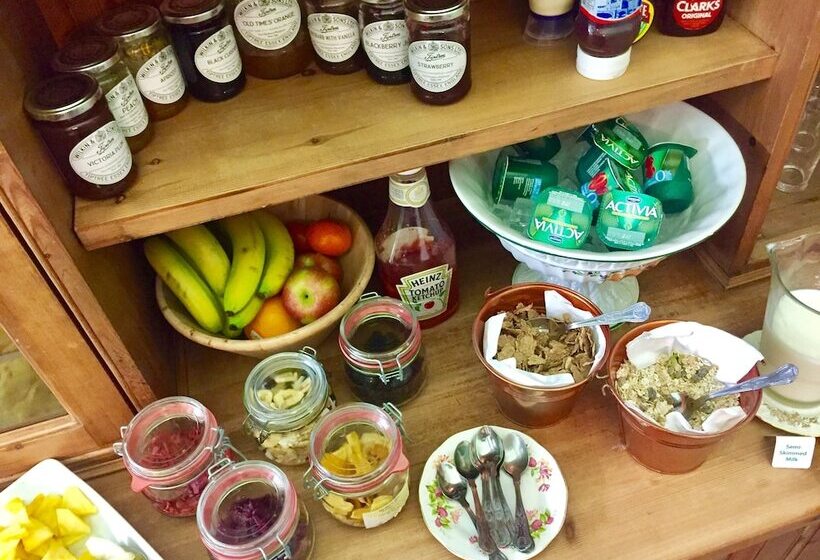 بنسيون Thatched Cottage