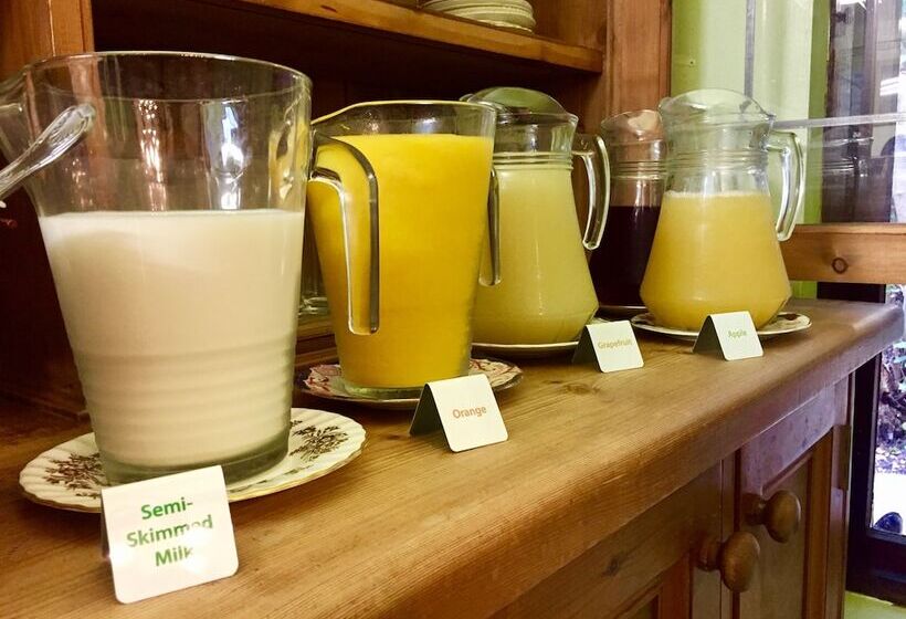 بنسيون Thatched Cottage