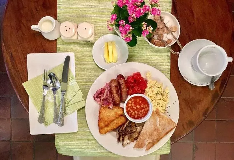 Пансион Thatched Cottage