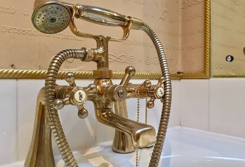 بنسيون Thatched Cottage