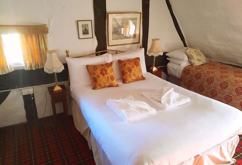 بنسيون Thatched Cottage