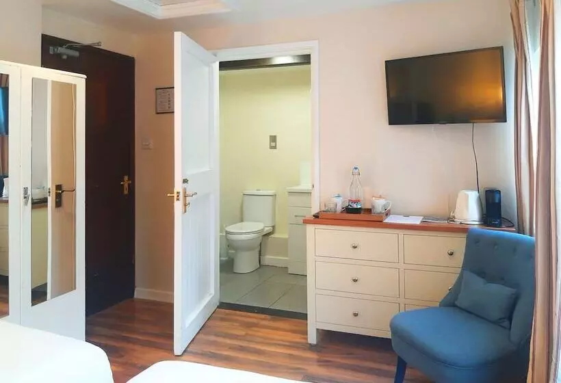 Пансион Thatched Cottage